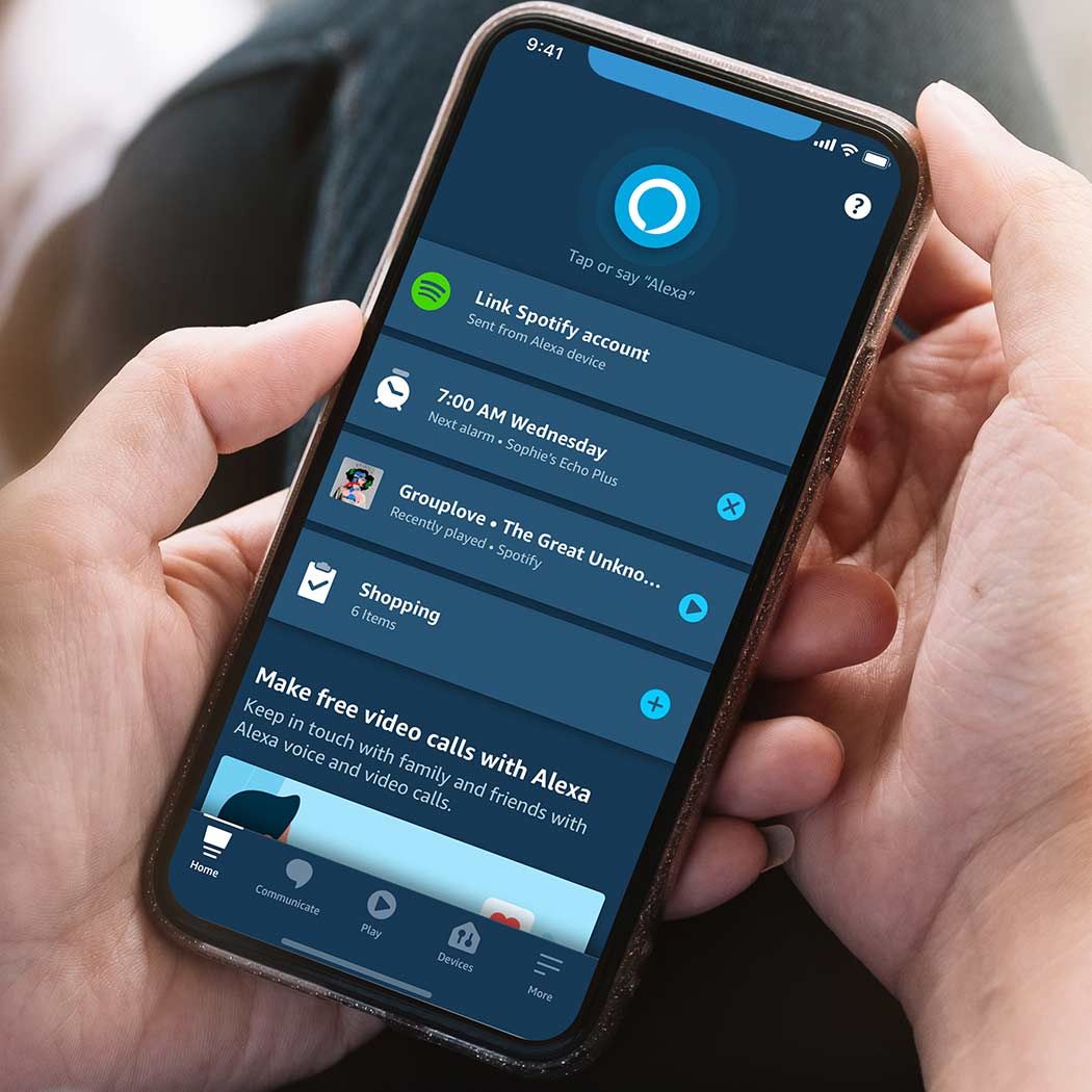 Pantalla de smartphone con app de Alexa para instalar domótica paso a paso en casa inteligente