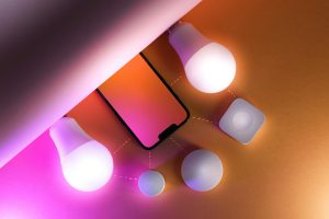Control luces WiFi inteligentes desde smartphone en sala moderna
