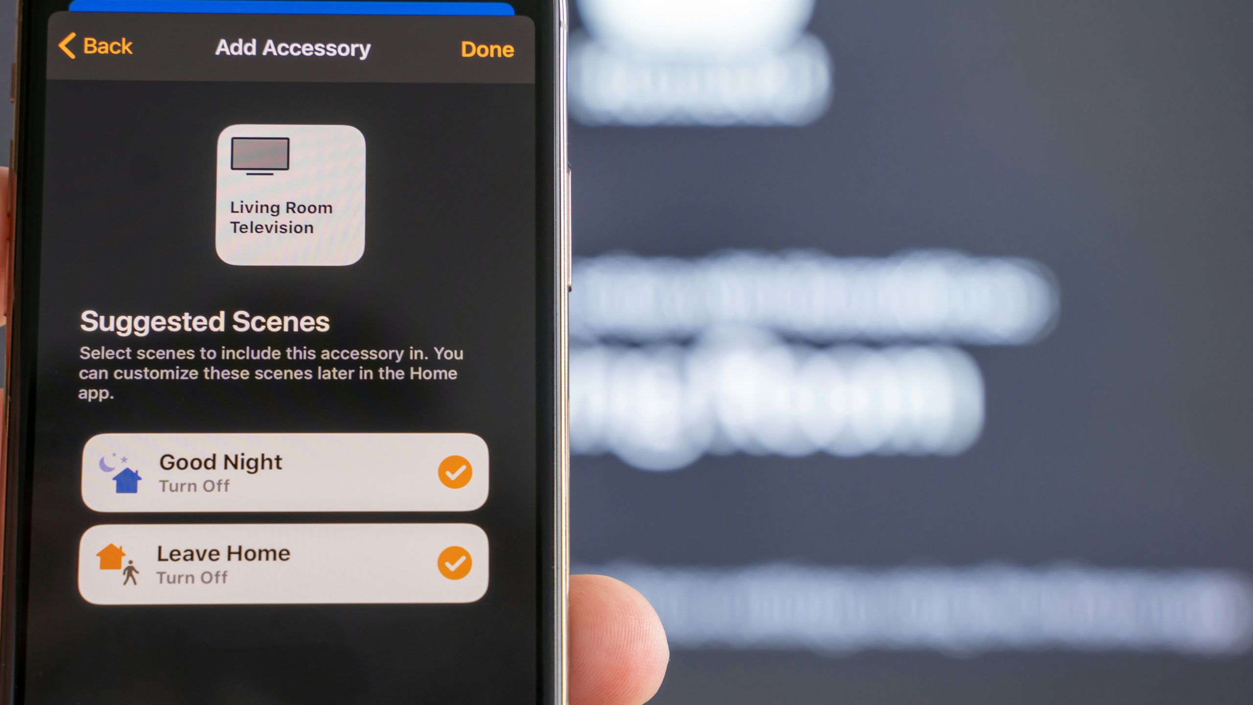 Pantalla de app móvil creando rutina automática para instalar domótica paso a paso en casa inteligente