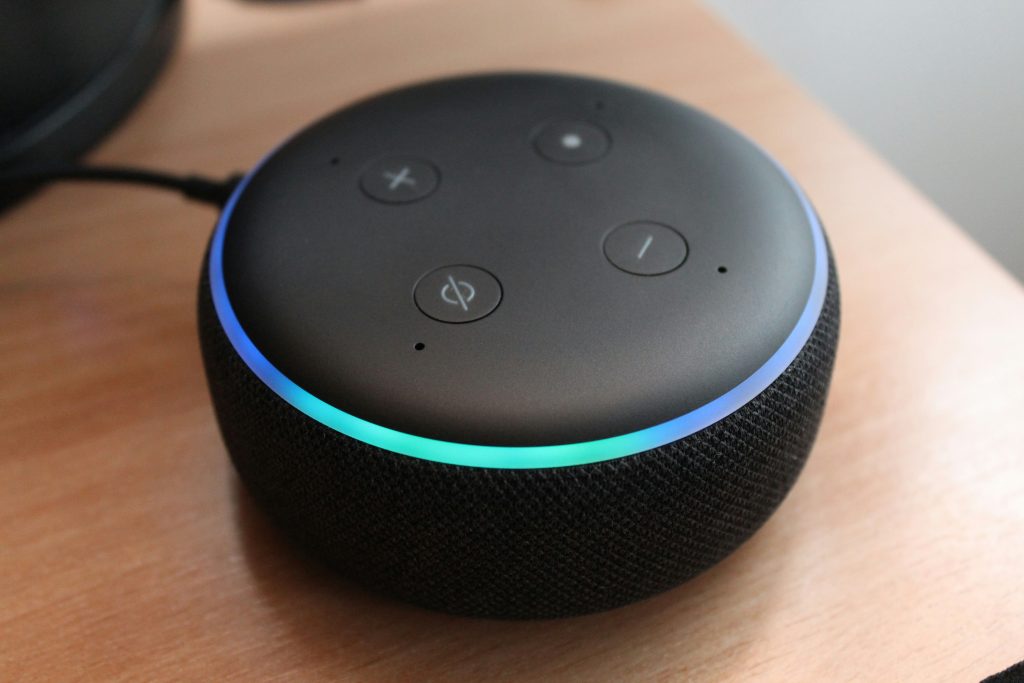 Amazon Echo controlando dispositivos domóticos en sala de estar moderna
