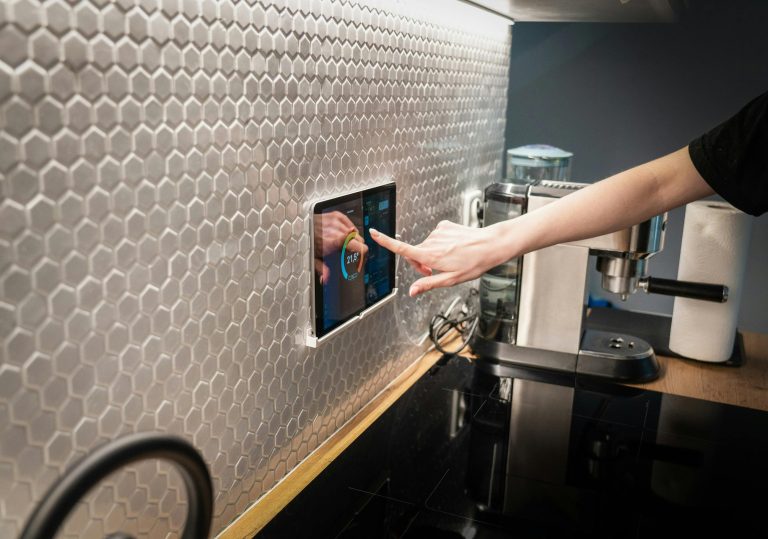 Persona controlando sistema domótico desde tablet en sala de estar moderna