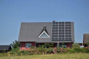 Casa inteligente con paneles solares integrados y sistema de domótica solar
