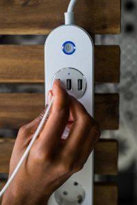Enchufes inteligentes WiFi conectados controlando dispositivos del hogar
